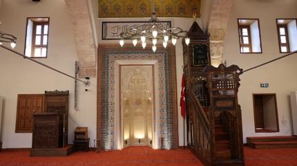 Depremde hasar g�ren Ulu Cami ibadete a��ld�