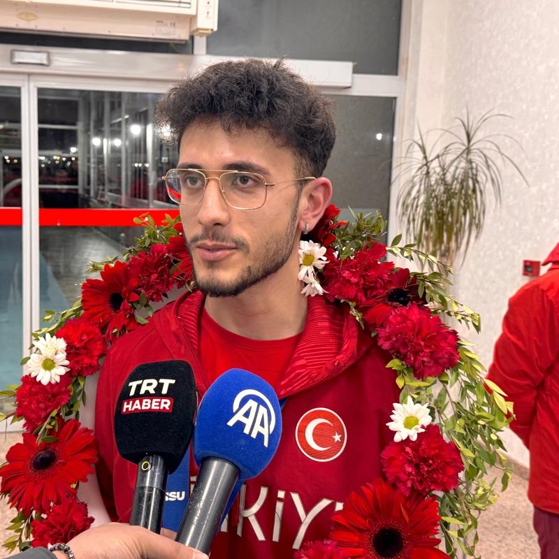 T�rk spor tarihine ge�en Furkan Akar, Erzurum'da �i�eklerle kar��land�