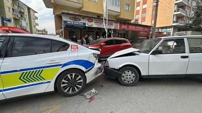 Burdur'da tuhaf kaza... Yayaya yol veren polis arac�na otomobil �arpt�