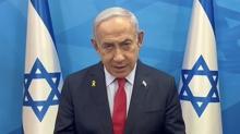 ABD B�y�kel�isiyle poz verdi: Soyk�r�mc� Netanyahu hen�z ya��yor