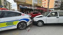 Burdur'da tuhaf kaza... Yayaya yol veren polis arac�na otomobil �arpt�