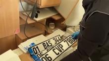 Sahte plaka kurnazlar�na bask�n! Y�zden fazla ele ge�irildi
