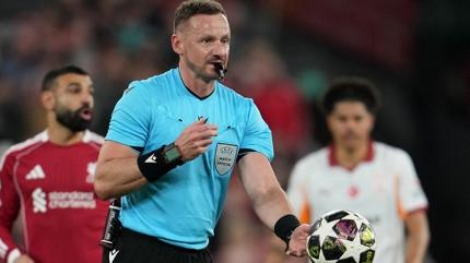 Ma�ta hakem de�i�ti! Anfield'da Szymon Marciniak sakatland�...