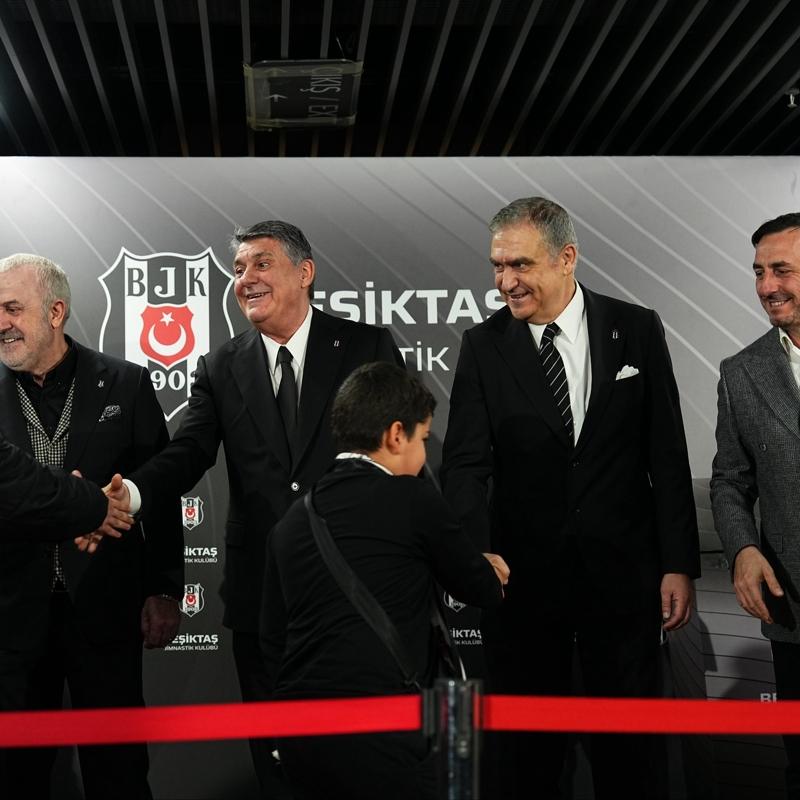 Be�ikta�'ta bayramla�ma: Ba�kan Adal�'dan birlik ve beraberlik mesaj�