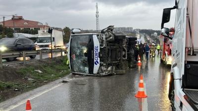 B�y�k�ekmece'de servis minib�s� devrildi: �l� ve yaral�lar var