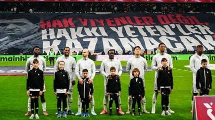 TFF'ye tepki! Be�ikta� trib�nleri pankart a�t�