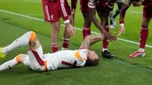 Korkutan sakatl�k! Galatasaray'da Noa Lang sedyeyle ��kt�