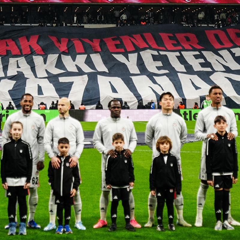 TFF'ye tepki! Be�ikta� trib�nleri pankart a�t�