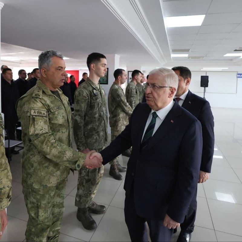 Bahriyelilerle bayramla... Bakan G�ler Mehmet�i�i yaln�z b�rakmad�