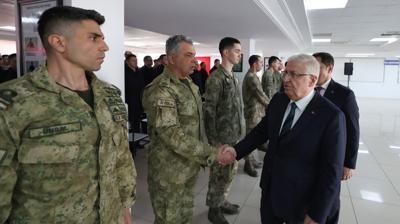 Bahriyelilerle bayramla... Bakan G�ler Mehmet�i�i yaln�z b�rakmad�