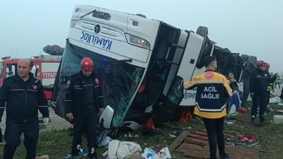 Yolcu otob�s� devrildi: �l� ve �ok say�da yaral� var 