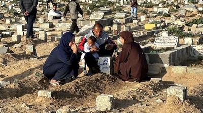 Gazze'de bayram de�il h�z�n hakim: Mezar ba��nda g�zya�lar� sel oldu