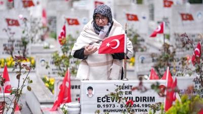 �stanbul'da bayram�n ilk g�n� �ehit aileleri kabirleri ziyaret etti