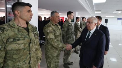 Bahriyelilerle bayramla... Bakan G�ler Mehmet�i�i yaln�z b�rakmad�