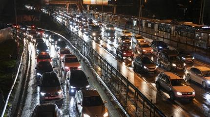 �stanbul'da bayram yo�unlu�u... Ara�lar g��l�kle ilerledi