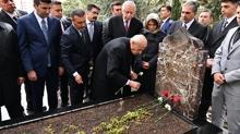 Bah�eli, T�rke�'in kabrini ziyaret etti: Bayram hay�rlara vesile olsun