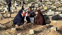 Gazze'de bayram de�il h�z�n hakim: Mezar ba��nda g�zya�lar� sel oldu