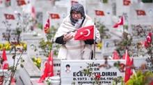 �stanbul'da bayram�n ilk g�n� �ehit aileleri kabirleri ziyaret etti