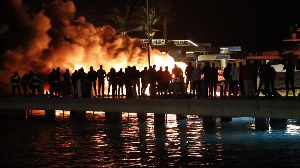 Bodrum'daki l�ks yatlar cay�r cay�r yand�! Tatilciler g�ne alevlerle uyand�