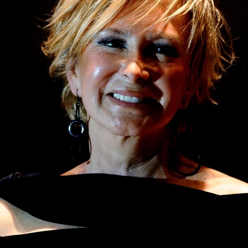 Filiz Ak�n vefat�n�n birinci y�l�nda an�l�yor