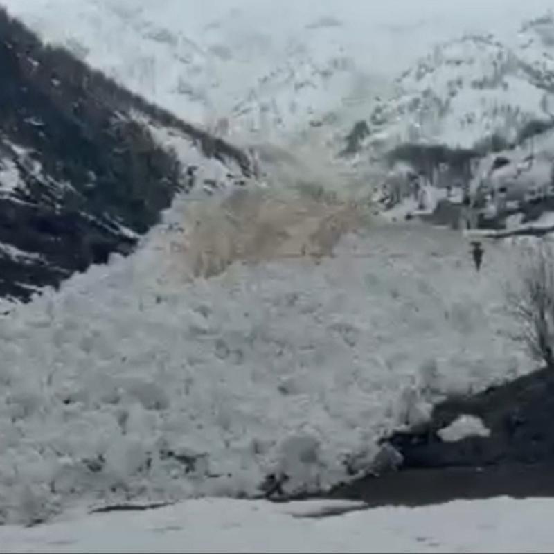 Hakkari'de bir k�y ��� alt�nda kalmaktan son anda kurtuldu