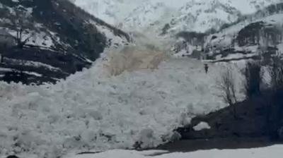 Hakkari'de bir k�y ��� alt�nda kalmaktan son anda kurtuldu