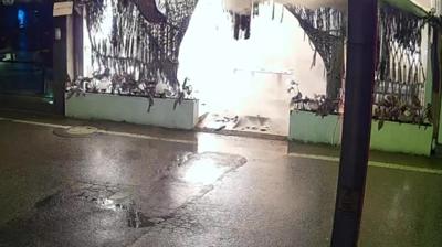 Kafeyi kundaklay�p ka�t�: O anlar kamerada