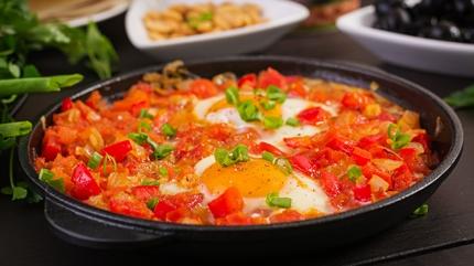 Lezzetli pratik menemen tarifi! Suyuna ekmek ban