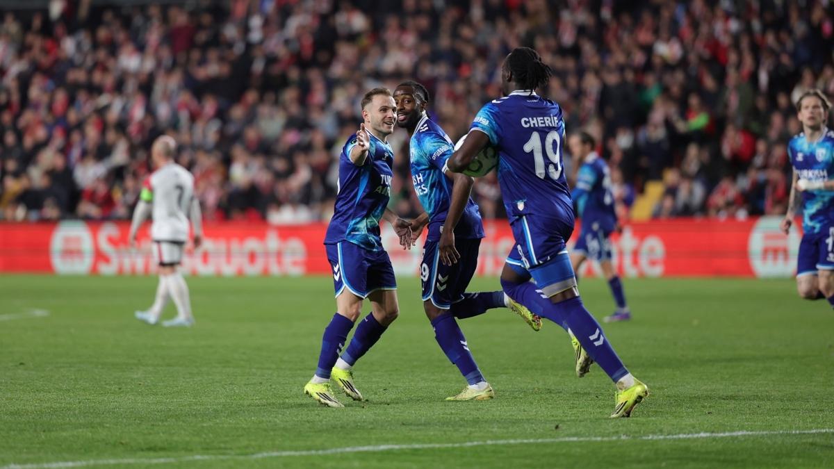 samsunspor konferans ligi futbol foto�raflar� resimleri