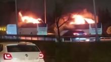 �stanbul'da korkutan yang�n... Seyir halindeki otob�s yand�