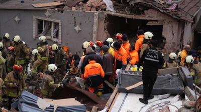 İstanbul Fatih'te iki bina çöktü: 9 kişi kurtarıldı