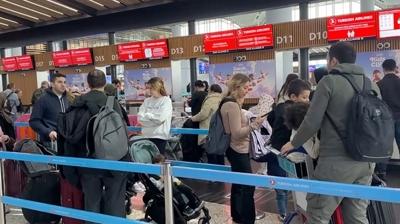 İstanbul havalimanlarında tatil dönüşü yoğunluğu