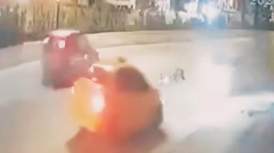 Motosikletteyken sald�r�ya u�rad�: O anlar kamerada