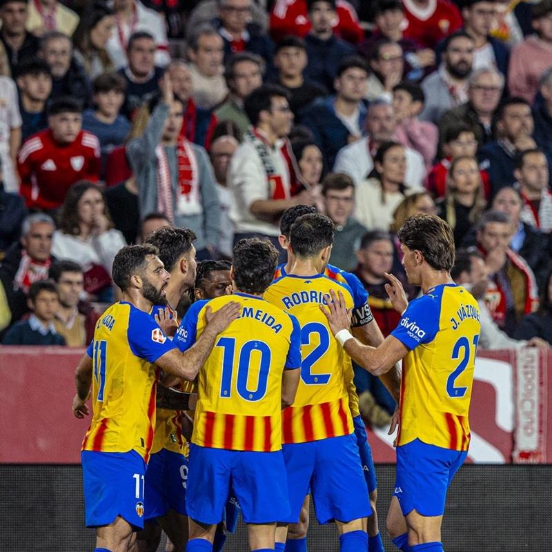 Valencia, Sevilla'y� deplasmanda devirdi