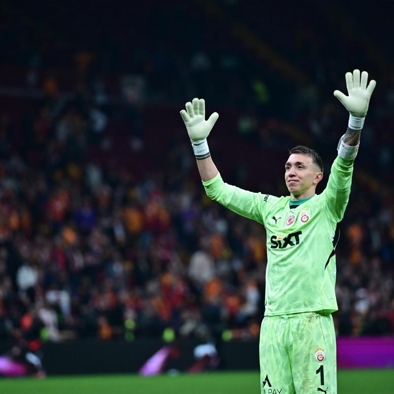 Muslera'dan T�rkiye a��klamas�! 'Futbolu b�rakt���mda geri d�nece�im'