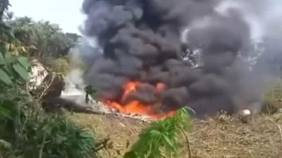 110'dan fazla personeli ta��yordu... Kolombiya'da askeri u�ak d��t�!