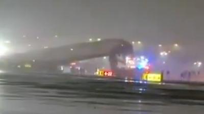 ABD'de korkun� kaza! �ni� yapan u�ak yerdeki ara�la �arp��t�