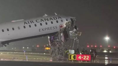 ABD'de ini� yapan u�ak yerdeki ara�la �arp��t�! �l� ve yaral�lar var