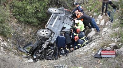 Bilecik'te cip drenaj kanal�na devrildi: 2 ki�i yaral�