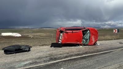 �orum'da devrilen otomobildeki 3 ki�i yaraland�