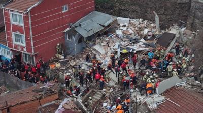 Fatih'te 2 bina çöktü: Çevrede hasar tespit çalışması başlatıldı