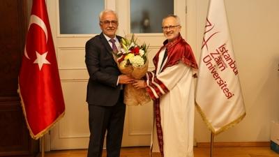 �Z� Rekt�rl���nde Devir Teslim T�reni ger�ekle�tirildi