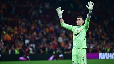 Muslera'dan T�rkiye a��klamas�! 'Futbolu b�rakt���mda geri d�nece�im'