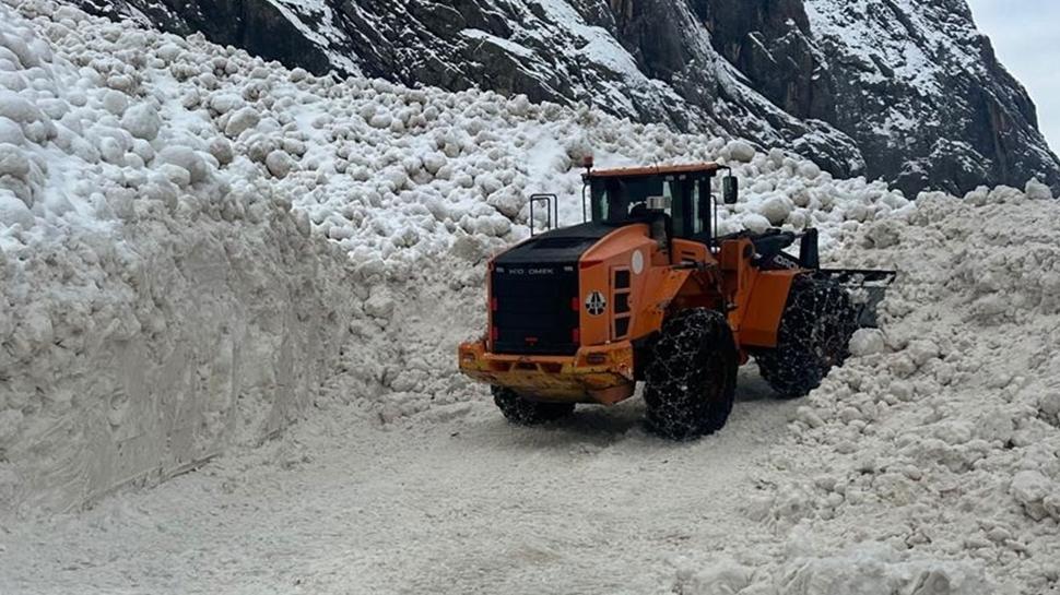 Yüksekova-Dağlıca kara yolu çığ nedeniyle kapandı