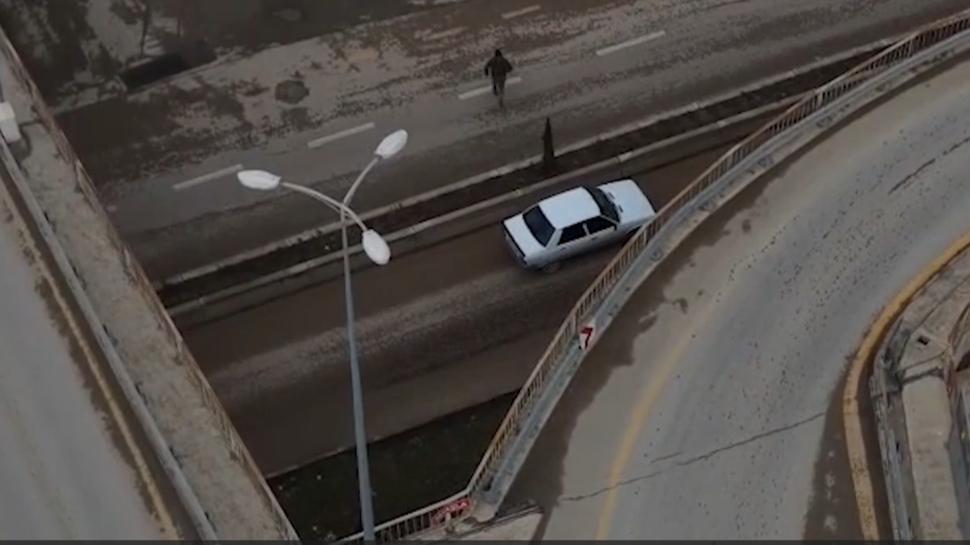 Koşarak araç değiştirdi, yine yakalandı: O anlar kamerada