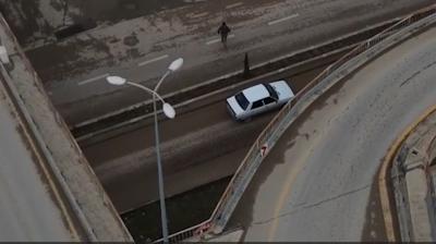 Ko�arak ara� de�i�tirdi, yine yakaland�: O anlar kamerada