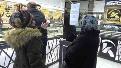 Kuyumcuda alt�n izdiham�: Cam�na 