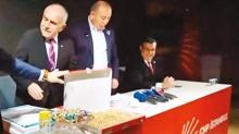 CHP �stanbul �l Ba�kan� G�rsel Tekin'den ''baklava kutulu'' g�nderme