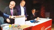 CHP �stanbul �l Ba�kan� G�rsel Tekin'den ''baklava kutulu'' g�nderme
