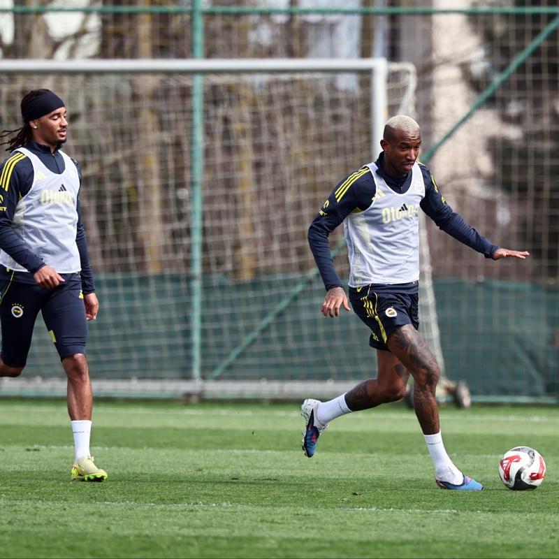 Fenerbah�e, derbi mesaisine devam etti